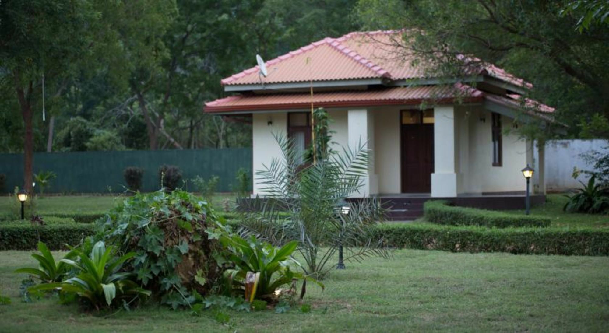 Hotel Chenra كاتاراغاما المظهر الخارجي الصورة